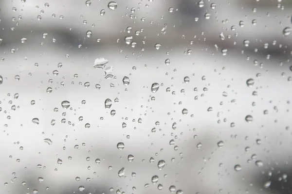窓ガラスに雨が降り — ストック写真