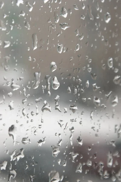 雨がガラスに降り雨が降り窓に雨が降り抽象的な背景 — ストック写真