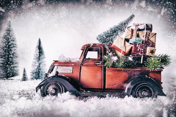 Téli Üdvözlőlap Piros Vintage Teherautóval Csomagolva Ajándékokkal Egy Fával Téli — Stock Fotó