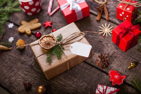 Cajas Regalo Navidad Con Ramas Abeto Conos Sobre Fondo Madera — Foto de Stock