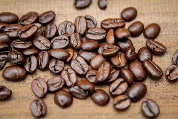 Kaffeebohnen Auf Brett Verschüttet — Stockfoto