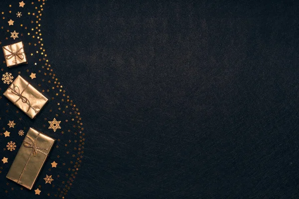 黒の質感の背景に黄金のクリスマスの装飾や金のギフトボックスとお祭りの組成物 コピースペースとトップビュー グリーティングカードのためのデザイン要素 招待状 冬の販売 — ストック写真