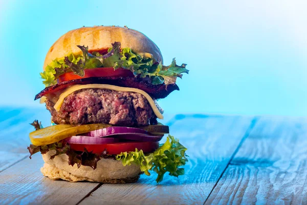 Detailní Záběr Jednoho Cheeseburgeru — Stock fotografie