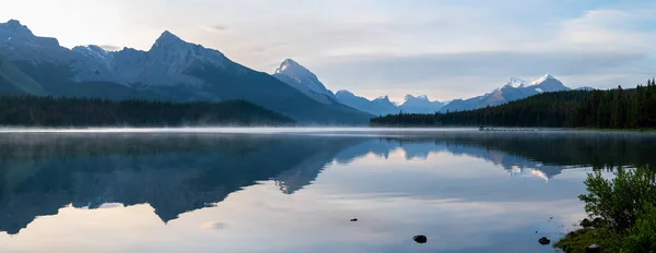 早朝の気分でジャスパーに近いマリーニュ湖のパノラマ画像 アルバータ州 カナダ — ストック写真