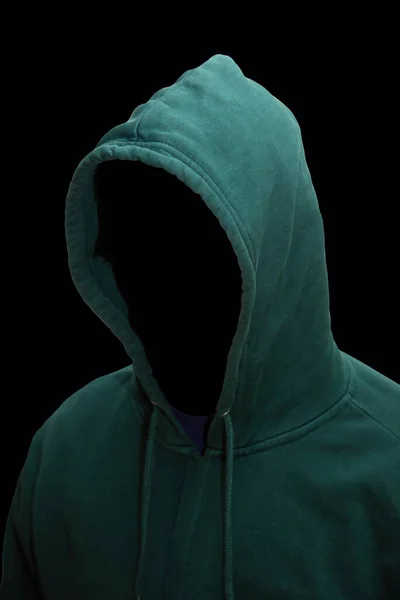 危険なハッカーとともにフード付きセーターに黒の背景 — ストック写真