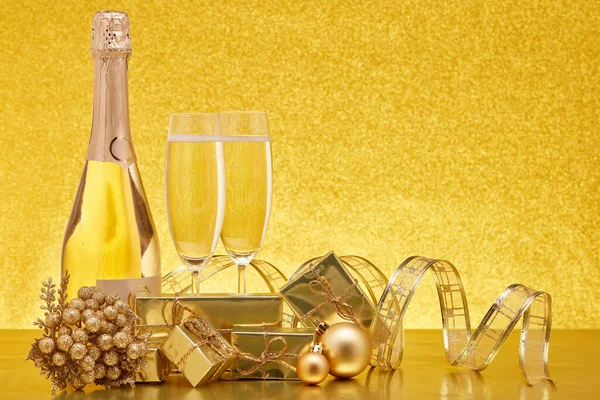 Ornamenti Natalizi Dorati Scatole Regalo Bottiglia Champagne Flauti Champagne Completi — Foto Stock