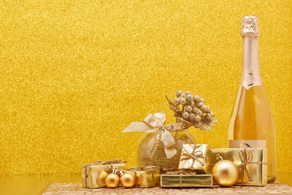 Ornamenti Natalizi Dorati Scatole Regalo Bottiglia Champagne Sfondo Oro Con — Foto Stock