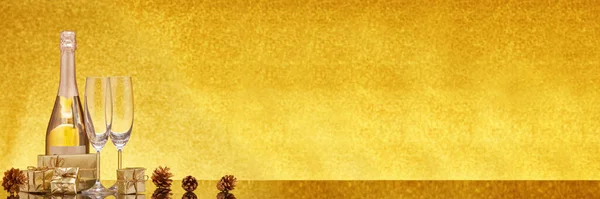 Gouden Geschenkdozen Dennenappels Champagnefles Lege Champagnefluiten Feestelijke Gouden Achtergrond Met — Stockfoto