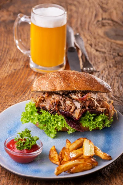 Cerdo Tirado Bollo Con Cerveza — Foto de Stock