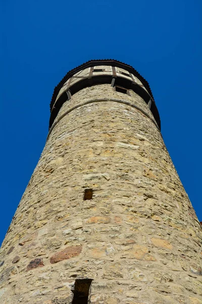 Torre Velha Vista Baixo Para Cima Com Muito Céu Azul — Fotografia de Stock