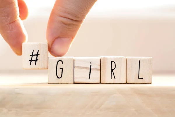 Cubi Legno Con Hashtag Parola Ragazza Concetto Social Media Primo — Foto Stock