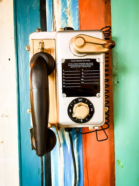 墙上挂着的旧英国电话 — 图库照片