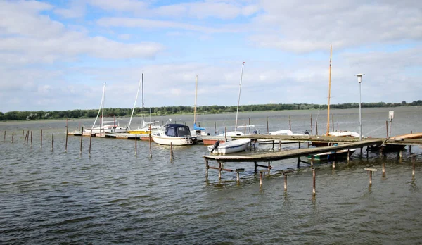 Boote Und Segelboote Liegen Einer Marina Fest — Stockfoto