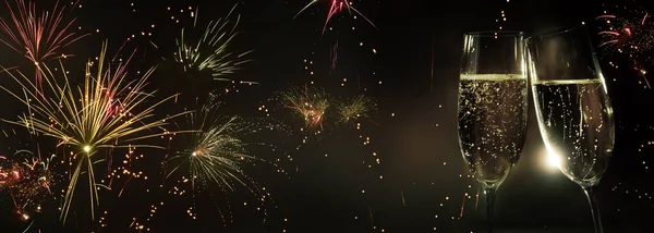 夜空にカラフルな花火の前に2つのシャンパングラス 新年のお祝いの背景 — ストック写真