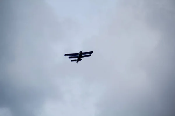 Ett Biplan Flyger Himlen Troligen — Stockfoto