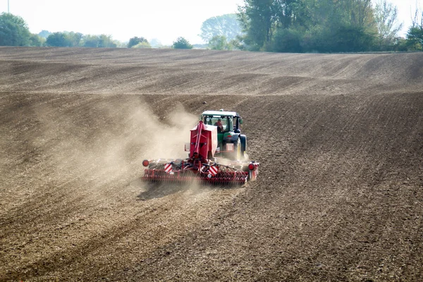 Traktor Arbetar Sitt Fält För Nästa Säsong Hösten — Stockfoto