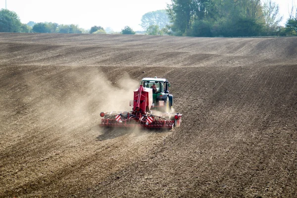 Trator Trabalha Seu Campo Para Próxima Temporada Outono — Fotografia de Stock