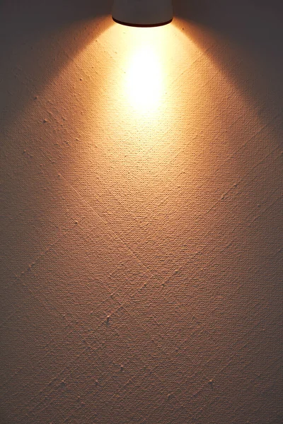 Una Lámpara Brillante Produce Haz Luz Una Pared — Foto de Stock