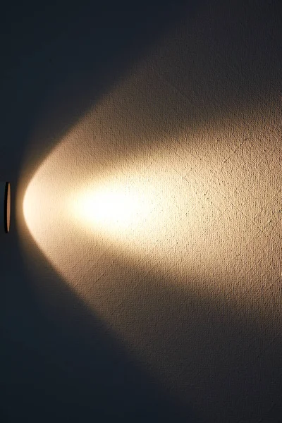 Μια Φωτεινή Λάμπα Παράγει Μια Φωτεινή Δέσμη Έναν Τοίχο — Φωτογραφία Αρχείου