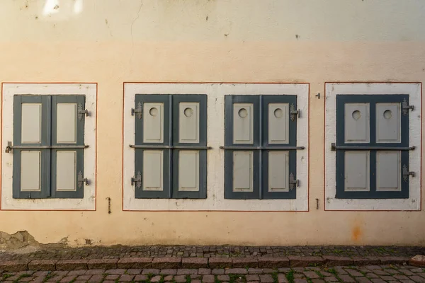 Janelas Antigas Fechadas Por Persianas Contexto — Fotografia de Stock