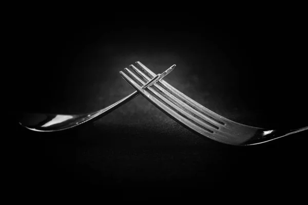 Photo Noir Blanc Une Fourchette Couteau Sur Fond Sombre — Photo
