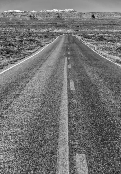 Vista Uma Estrada Reta Sem Fim Que Atravessa Deserto Nos — Fotografia de Stock