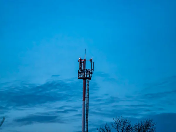 移动通信塔在夜空的背景下 案文的位置 — 图库照片