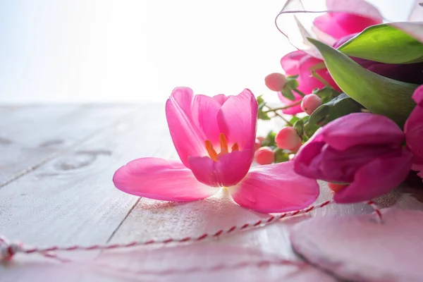 Tulipanes Rosados Frescos Corazón Sobre Fondo Blanco Vintage Motivo Del — Foto de Stock