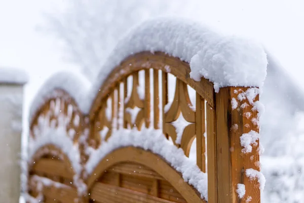 白い木製の柵で覆われた雪 — ストック写真