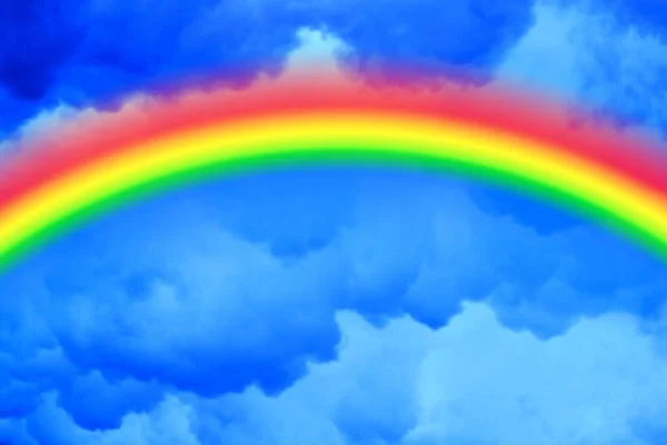 Sob Nuvens Azuis Escuras Brilha Arco Íris — Fotografia de Stock