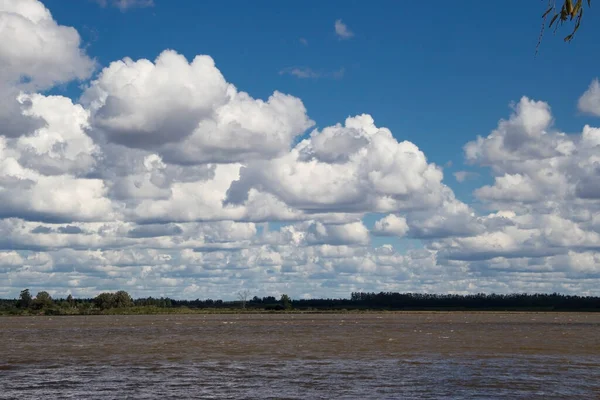 Vackert Landskap Med Flod Och Molnig Himmel — Stockfoto