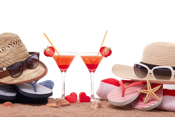 Strand Accessoires Schelpen Zand Twee Glazen Met Cocktail Rode Harten — Stockfoto