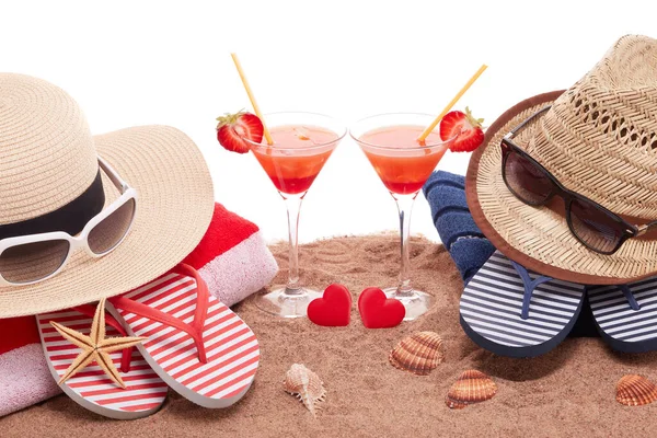 Strand Accessoires Schelpen Zand Twee Glazen Met Cocktail Rode Harten — Stockfoto