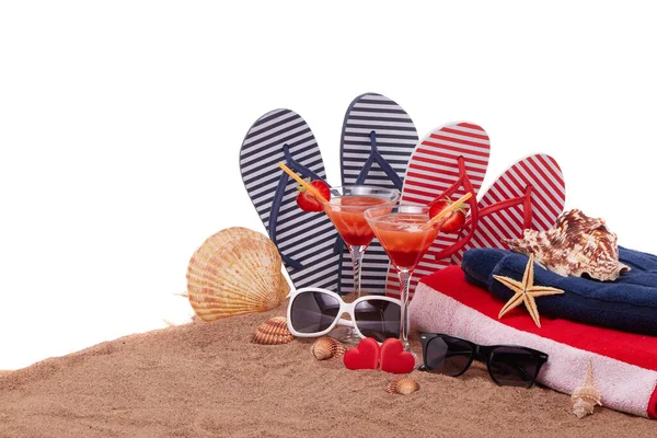 Strand Accessoires Schelpen Zand Twee Glazen Met Cocktail Rode Harten — Stockfoto