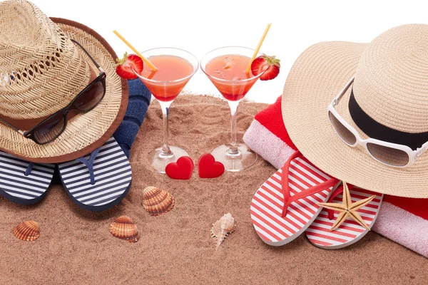 Strand Accessoires Schelpen Zand Twee Glazen Met Cocktail Rode Harten — Stockfoto