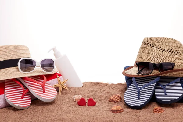 Strand Accessoires Schelpen Zand Decoratieve Harten Witte Achtergrond Vakantie Warme — Stockfoto