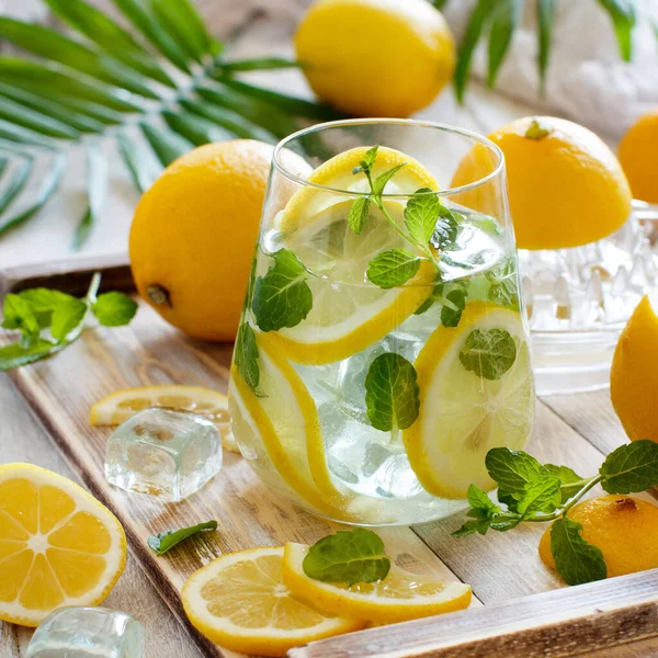 Limonada Limón Con Menta Cubitos Hielo Sobre Fondo Madera —  Fotos de Stock