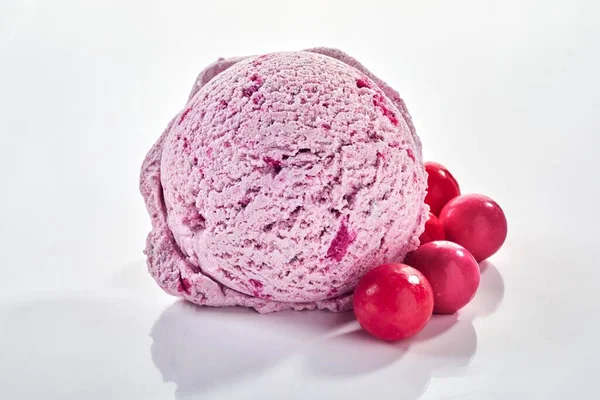 一勺紫色冰淇淋 带有泡泡糖味 红胶糖果 背景为白色 有阴影 — 图库照片