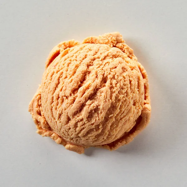 Один Шарик Карамельного Замороженного Йогурта Мороженого Просматривается Сверху Вниз Белом — стоковое фото