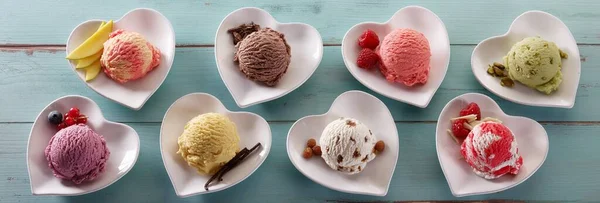 Copas Diferentes Sabores Helado Cuencos Individuales Forma Corazón Con Ingredientes — Foto de Stock