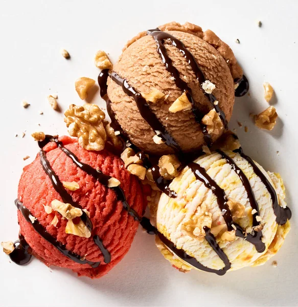 チョコレートソースとバニラ チョコレートとベリー風味のデザートと刻んだクルミをドリズルアイスクリームの3つのスクープ — ストック写真
