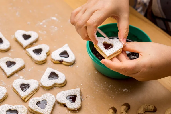 Pepparkaksgubbe Med Hjärtformad Kaksax — Stockfoto