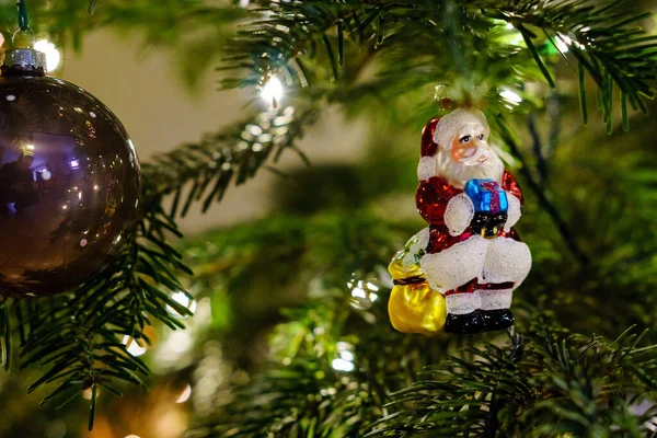 枝にボールを付けたクリスマスツリーのおもちゃ — ストック写真