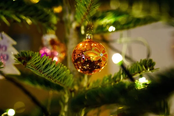 Árvore Natal Com Decorações Fundo Abeto — Fotografia de Stock