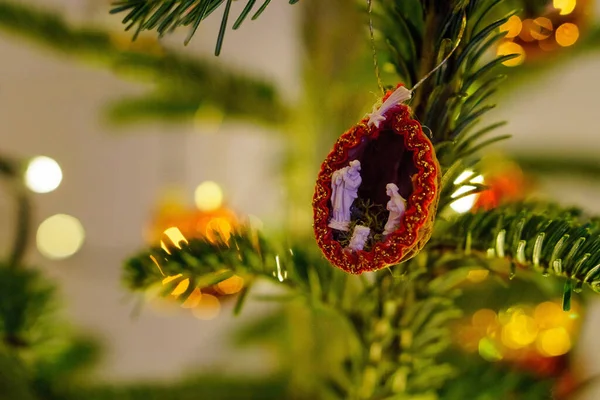 Árvore Natal Com Decorações Ramo Abeto — Fotografia de Stock