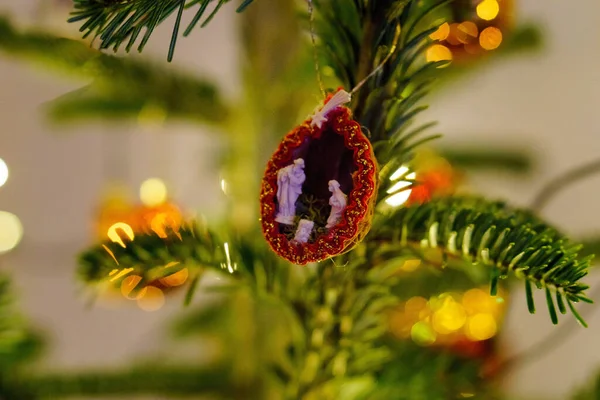 装飾やモミの枝を持つクリスマスツリー — ストック写真
