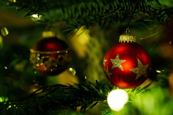 Χριστουγεννιάτικη Διακόσμηση Κόκκινες Μπάλες Στο Δέντρο — Φωτογραφία Αρχείου