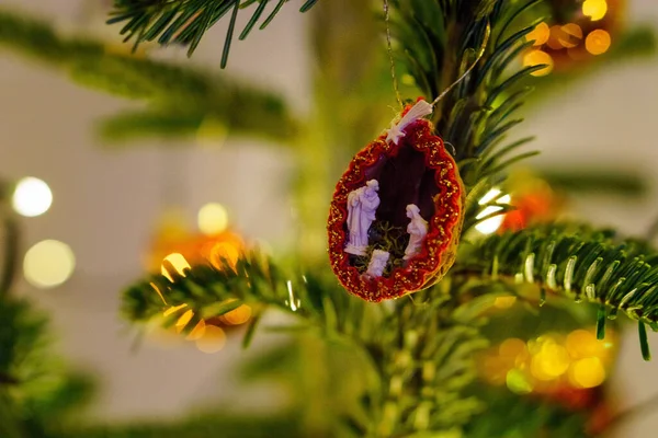 Árvore Natal Com Bagas Vermelhas Uma Grinalda — Fotografia de Stock