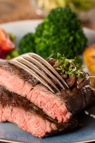 Půlky Steaku Talíři — Stock fotografie