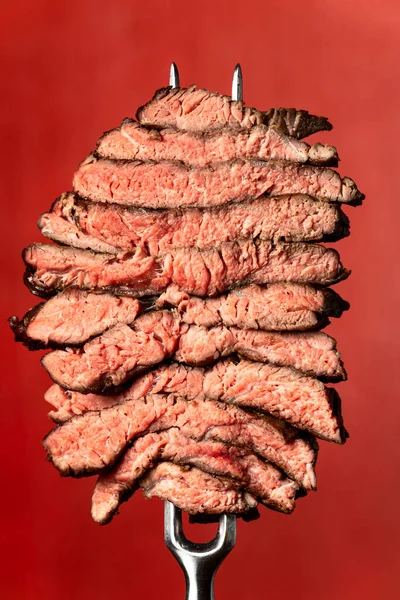 Kırmızı Arka Planda Biftek Dilimleri — Stok fotoğraf